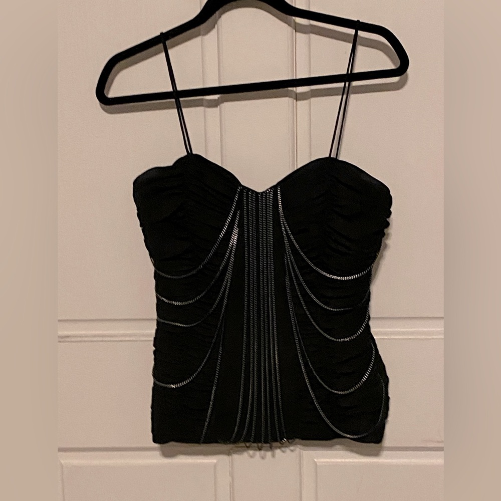 Cache fitted top with chain details
